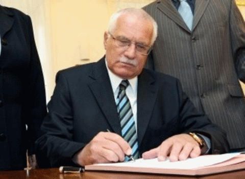 ObrKlausPodepisuje.gif, 79kB